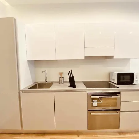 Super Bright Brand New Central Wifi 4pax Apartament Mediolan