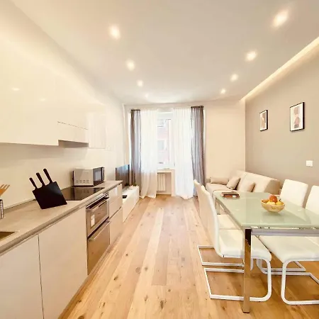 Super Bright Brand New Central Wifi 4pax Apartament *